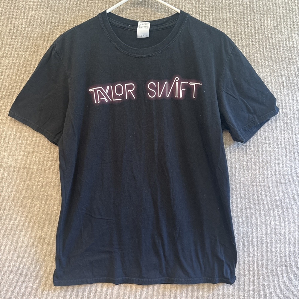 Taylor Swift The 1989 World Tour- Size L - Concert Tee Shirt - Excellent Cond